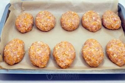 Сформировать из фарша котлеты и выложить их на противень застеленным пергаментом.
