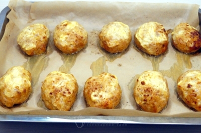 Вынуть котлеты из духовки и немного остудить.