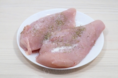 Натереть 1/4 чайной ложкой соли, 1 щепоткой черного молотого перца и 1 щепоткой прованских трав.