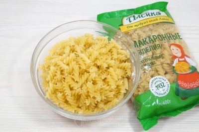 В миску отмерить 300 грамм макарон.