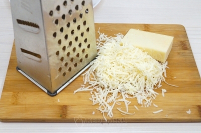Натереть 50 грамм сыра пармезан на мелкой терке.