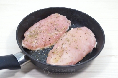 На сухой сковороде обжарить куриное филе.