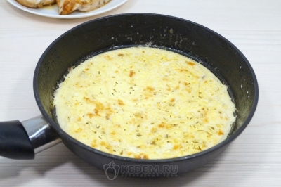 Добавить в сковороду 200 миллилитров сливок и прогреть.