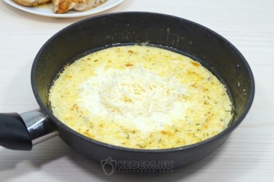 Добавить тертый сыр и помешивая готовить 2-3 минуты на медленном огне.