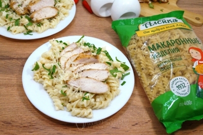 Макароны Альфредо с курицей готовы. Можно подавать к столу.