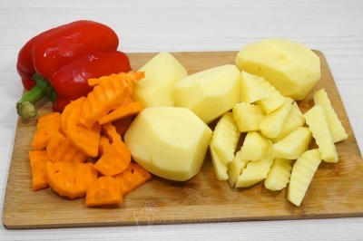 Нарезать овощи ломтиками.