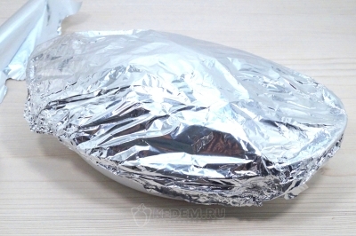 Накрыть форму фольгой.