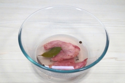 Хорошо перемешать до растворения соли. Оставить на 1 час.