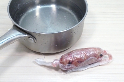 Завернуть колбаской и завязать края.