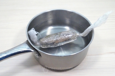 Опустить в кастрюлю с кипящей водой и варить на среднем огне 30 минут. Затем остудить.