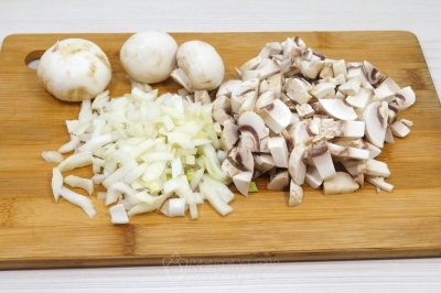 Мелко нашинковать луковицу. 100 грамм свежих грибов шампиньонов мелко нарезать.