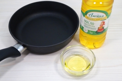 На сковороде разогреть 3 столовые ложки натурального подсолнечного масла.
