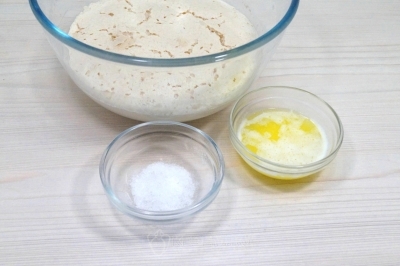 В миску с молоком и дрожжами добавить 30 грамм растопленного сливочного масла, 1/2 чайной ложки соли.