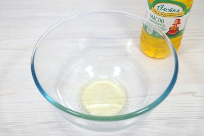 Чистую и сухую миску смазать 1 столовой ложкой подсолнечным маслом.