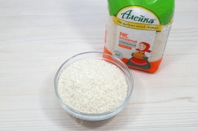 В миску отмерить 4 столовые ложки круглозерного риса.