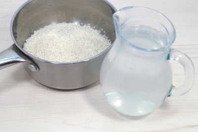 Рис промыть и выложить в сотейник. Добавить 300 миллилитров воды.