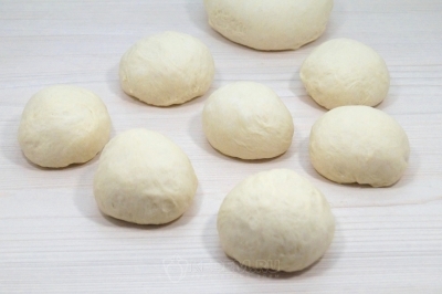 Тесто обмять и разделить на части. Скатать колобки.