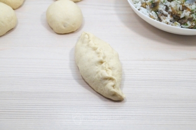 Защипнуть края сверху.