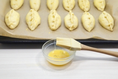 Смазать яичным желтком при помощи кисточки.