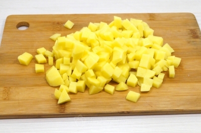 Нарезать мелким кубиком 2 картофелины.