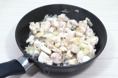 Обжарить лук с курицей на сковороде помешивая 4-5 минут.