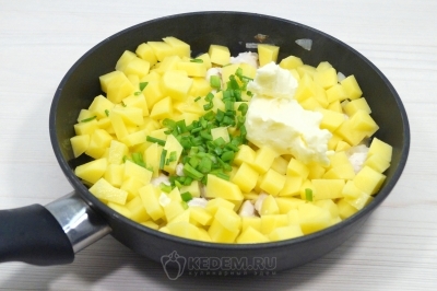 Добавить картофель, мелко нарубленный зеленый лук, 50 грамм сливочного масла и 1/2 чайной ложки соли. Готовить 2-3 минуты. Остудить.