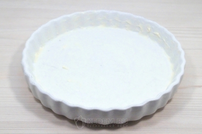 Форму для выпечки смазать сливочным маслом.