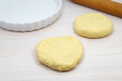 Разделить тесто на две неравные части.