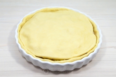 Раскатать вторую половину теста и накрыть.