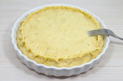 Сделать проколы вилкой по верху.