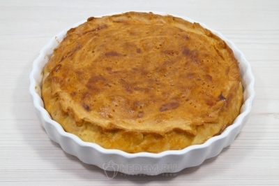 Вынуть пирог из духовки и немного остудить.