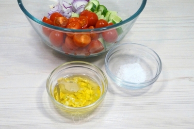 Добавить 3 столовые ложки подсолнечного масла и 1/4 чайной ложки соли. Перемешать.