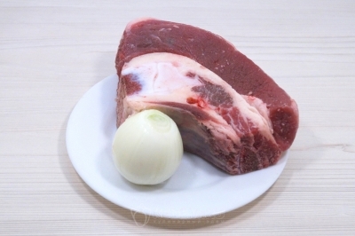 Чтобы приготовить щи &laquo;Успенские&raquo; с квашеными огурцами и перловкой, нужно говяжью грудинку хорошо промыть. Луковицу очистить.