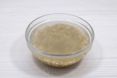 Залить перловую крупу кипятком и оставить на 20 минут.