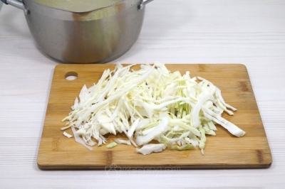 Добавить капусту. Варить еще 10-12 минут.