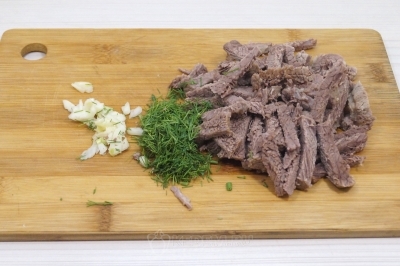 Мелко нашинковать зубчик чеснока и зелень укропа. Мясо нарезать кусочками.