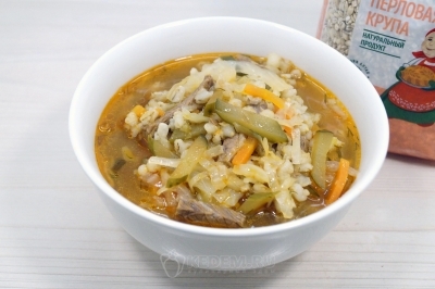 Разлить щи по тарелкам.