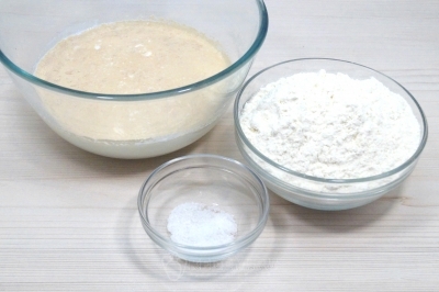 Добавить 1/2 чайной ложки соли и 300 грамм пшеничной муки.