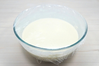 Тесто перемешать и накрыть пищевой пленкой.