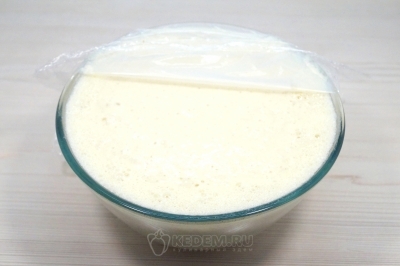 Через 30 минут дрожжевое тесто для блинов поднимется.