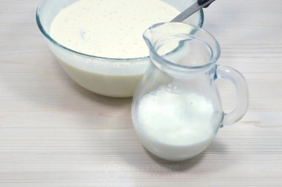 Перемешать тесто и добавить еще 100-150 миллилитров молока при необходимости.