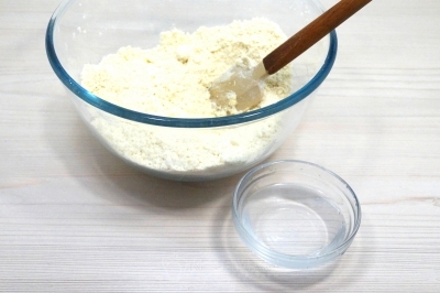 Добавить 2 столовые ложки холодной воды.