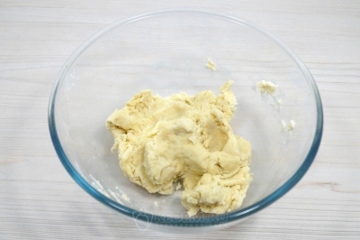 Замесить бездрожжевое тесто на пирожки.