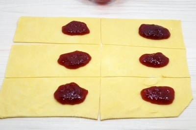 Добавить по ложке вишневого джема.