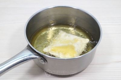 Обжарить в разогретом масел 1-2 минуты на среднем огне до румяного цвета.