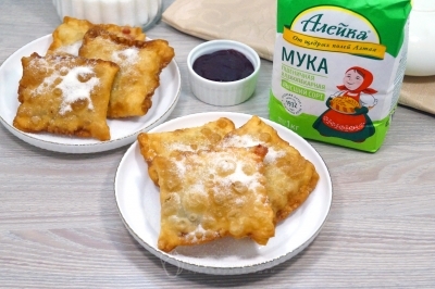 Вишневые пирожки готовы. Можно подавать к чаю.