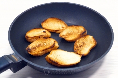 Выложить на сухую сковороду и поджарить до румяного цвета с двух сторон.