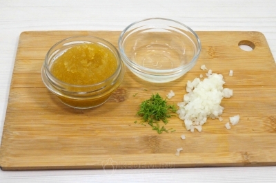 В небольшой миске смешать 100 грамм щучьей икры, 1 столовую ложку подсолнечного масла, 1 столовую ложку очень мелко нашинкованного репчатого лука и мелко нашинкованную веточку укропа.