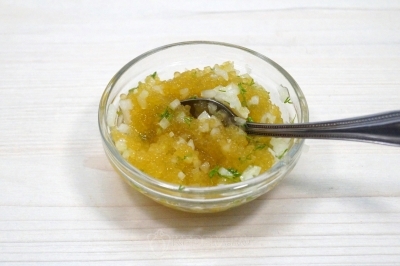 Перемешать в миске и оставить на 10 минут.