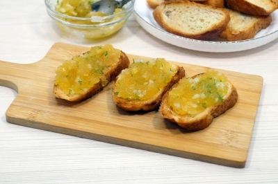 Выложить икру на подсушенные ломтики батона.